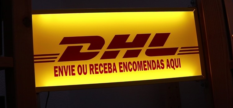 A encomenda pode ser feita online, mas a DHL tem alguém que é a cara desse processo