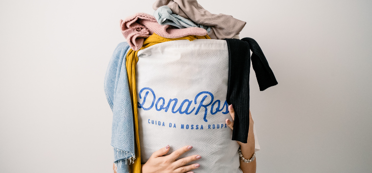 Dona Rosa: "a Uber das lavandarias" que todos os dias recolhe roupa suja e entrega roupa a cheirar a sabão