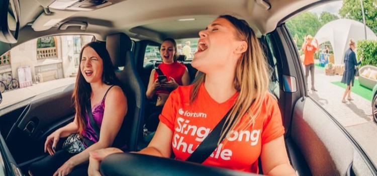 Neste táxi só consegue seguir viagem se não parar de cantar