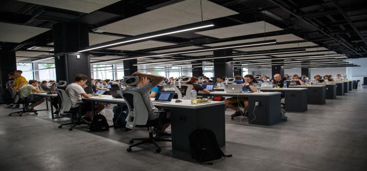 Trabalhar em open spaces. Uma arquitectura da liberdade ou uma forma estarmos cada vez mais sozinhos no meio de tanta gente?