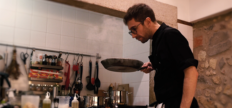 Uma refeição confecionada por um chef sem sair de casa? Sim, e até pode escolher o menu