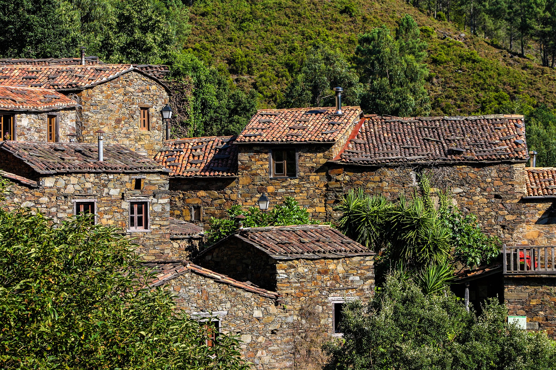 A história de uma aldeia reerguida pela arte, o turismo e a natureza ...
