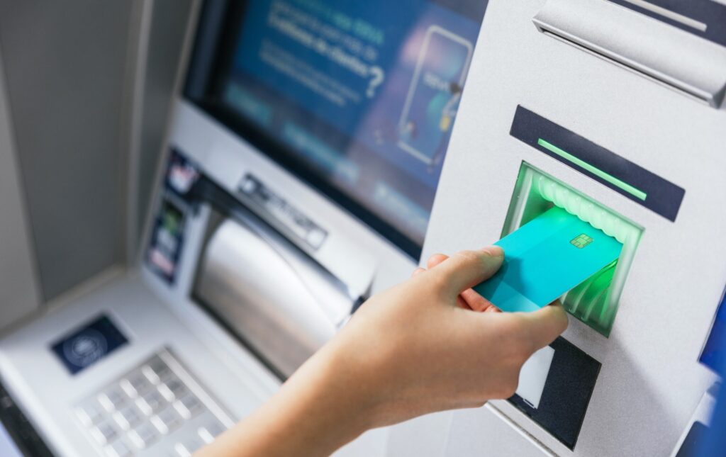 Multibanco celebra 40 anos com nova voz de inteligência artificial nas caixas automáticas
